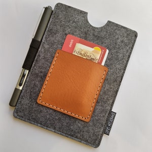Pochette en feutre compatible avec l'étui portefeuille Microsoft Surface Duo 2 (2021) avec poche/porte-cartes en CUIR, FABRICATION AU ROYAUME-UNI, ajustement parfait !