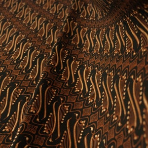 Exceptional Handcrafted Fine Batik Fabric LERENG GONDOSULI Pattern