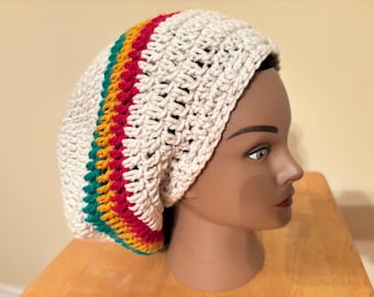 Puede incluir: Boina de crochet blanca con una franja verde, amarilla y roja alrededor del borde.