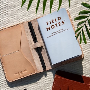 Funda de cuero hecha a mano para notas de campo con marcador / Funda de cuero para pasaporte / Funda de cuero para diario con ranura para bolígrafo / Cartera de viaje de cuero para pasaporte