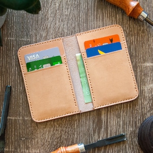 Cartera vertical delgada de cuero vegetal curtido vegetal hecha a mano - Cartera minimalista de cuero con 6 bolsillos para hombre o para mujer