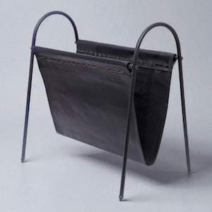 Faltender Zeitungsständer aus schwarzem Leder: Zeitungs- und Schallplattenhalter mit Eisenrahmen