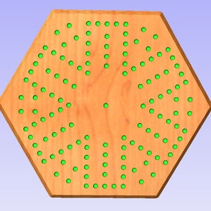 Op de afbeelding: Een zeshoekig houten spelbord met een cirkelvormig patroon van groene stippen. Het bord is gemaakt van licht hout met een natuurlijke nerf.
