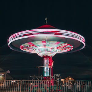 Spinning Karneval Fahrt bei Nacht - Langzeitbelichtung Vergnügungspark Fotografie Druck, Neonlichter Rummelplatz Wandkunst