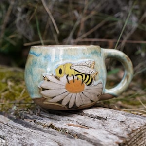 Mug ABEILLE, tasse d'abeilles en céramique, cadeau pour amoureux de la nature, tasse rustique faite main avec fleur, tasse en céramique peinte à la main avec insecte, tasse ronde en poterie bleue
