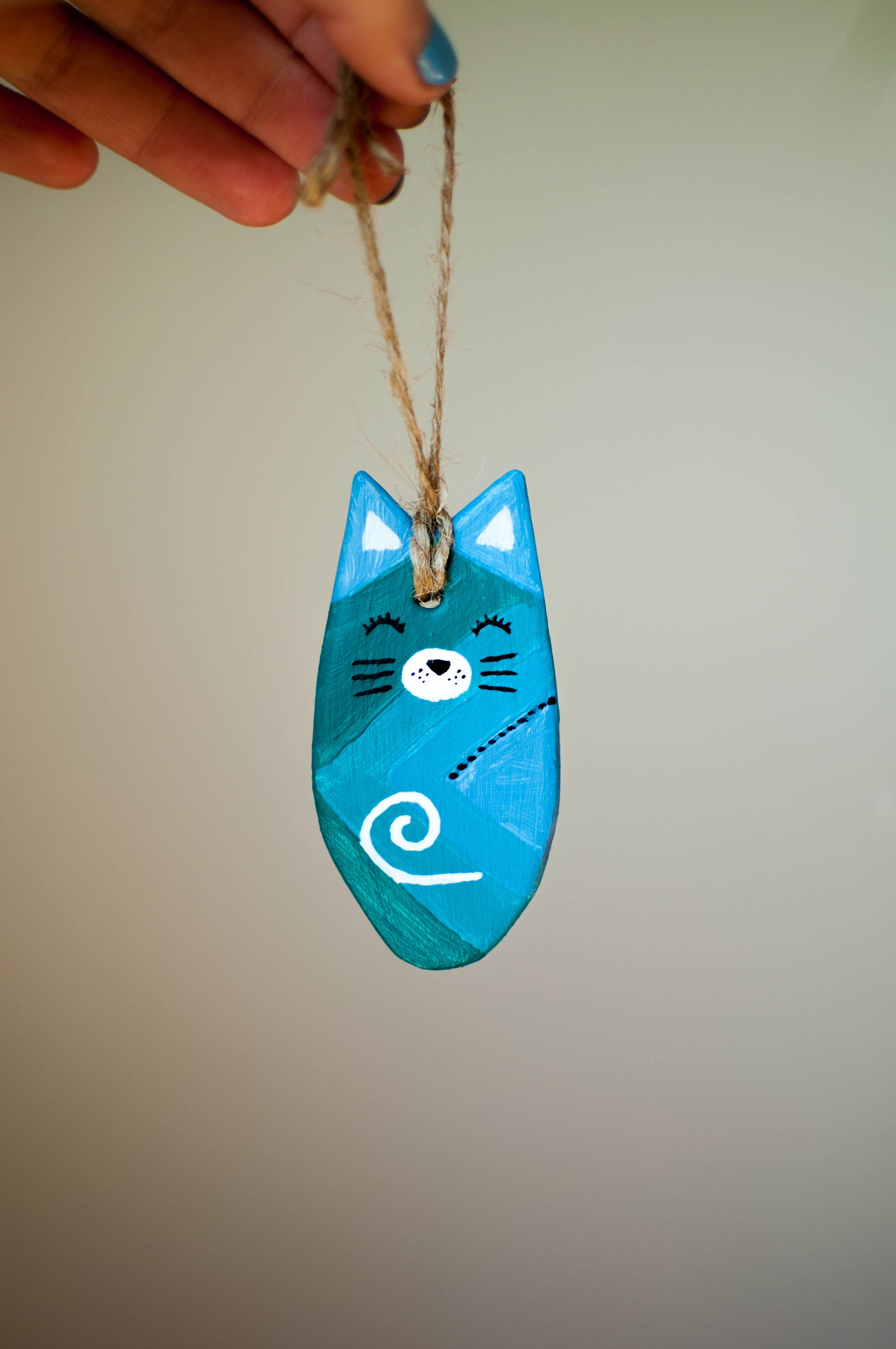 Cadeau minimal bleu pour elle pendentif heureux sur le mur | Etsy