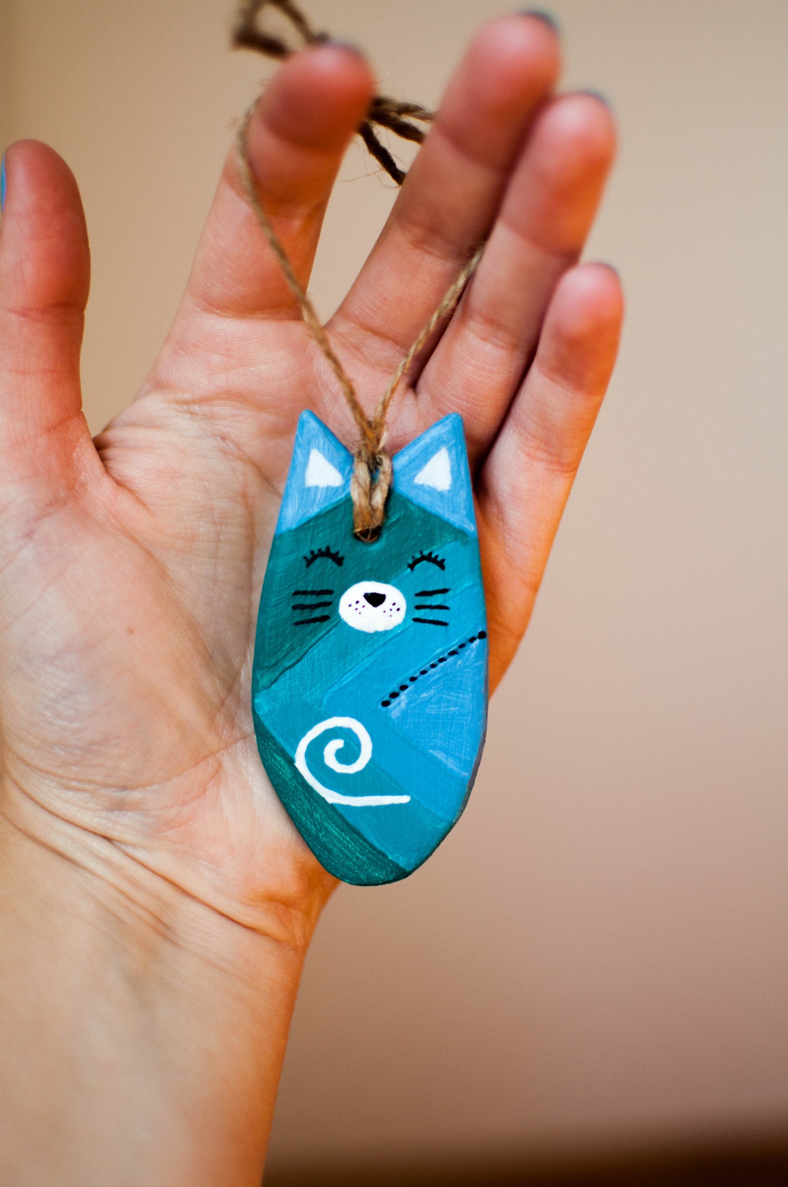 Cadeau minimal bleu pour elle pendentif heureux sur le mur | Etsy