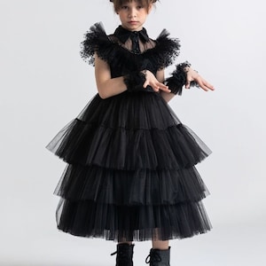 Déguisement Wednesday Addams : robe en tulle noir et perruque - Cosplay d&#39;Halloween