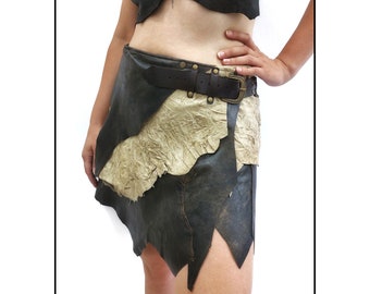 Peut inclure: Une jupe en cuir noir avec une ceinture en cuir marron et un panneau en cuir beige. La jupe a une bordure dentelée.