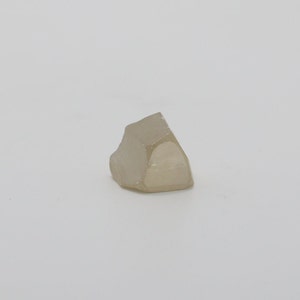 Rutile (Light yellow) - 23.9 Carats - Grade A - Faceting Rough for Gem Cutting