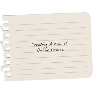Op de afbeelding: Een gescheurd stuk gelijnd papier met de handgeschreven tekst "Creating A Funnel Online Course" in zwarte inkt. Het papier is lichtbeige van kleur met horizontale lijnen.