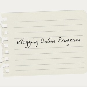 Peut inclure: Un morceau de papier lign&eacute; avec le texte manuscrit "Vlogging Online Program" &agrave; l'encre noire. Le papier est de couleur beige clair et a un bord d&eacute;chir&eacute; sur le c&ocirc;t&eacute; gauche.