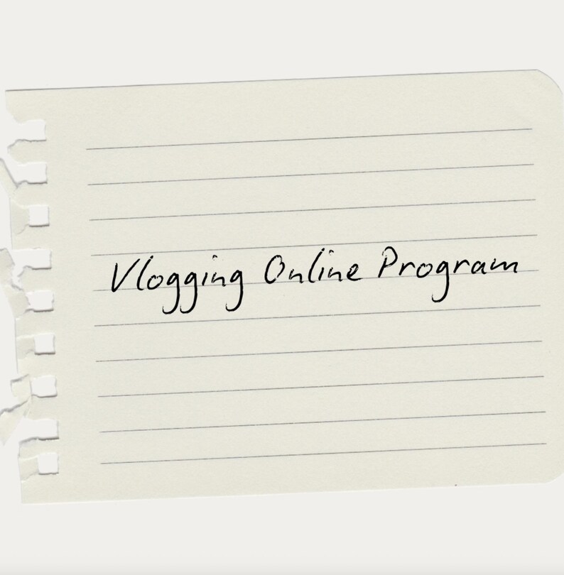 Peut inclure: Un morceau de papier lign&eacute; avec le texte manuscrit "Vlogging Online Program" &agrave; l'encre noire. Le papier est de couleur beige clair et a un bord d&eacute;chir&eacute; sur le c&ocirc;t&eacute; gauche.