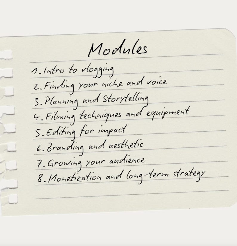 Peut inclure: Une liste manuscrite intitul&eacute;e &laquo; Modules &raquo; sur un morceau de papier d&eacute;chir&eacute;. La liste comprend des sujets tels que le vlogging, trouver votre niche, la planification, les techniques de tournage, le montage, l'image de marque, la croissance de votre public et la mon&eacute;tisation.