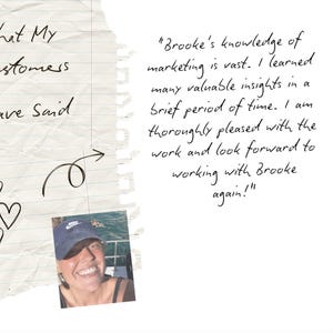 Peut inclure: Un morceau de papier d&eacute;chir&eacute; avec du texte manuscrit et une photo. Le texte dit "Ce que mes clients ont dit" et un t&eacute;moignage client sur les connaissances en marketing de Brooke. La photo montre une femme souriante portant une casquette bleue.