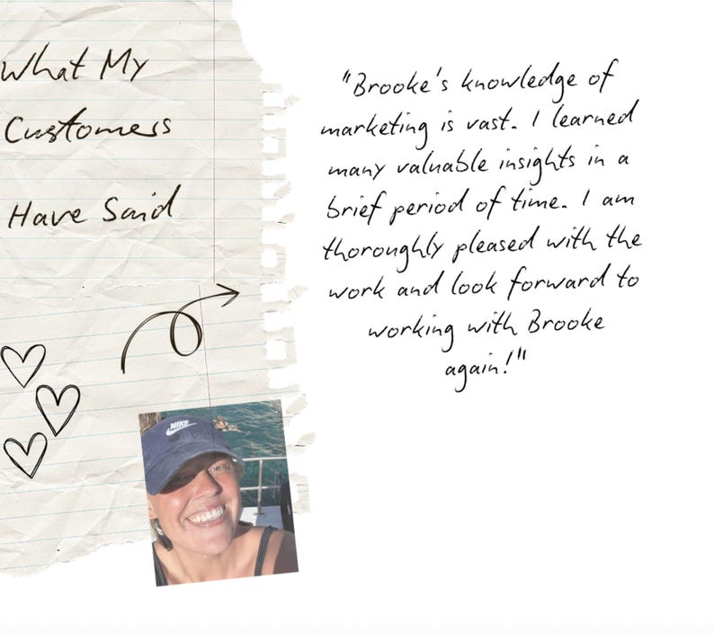 Peut inclure: Un morceau de papier d&eacute;chir&eacute; avec du texte manuscrit et une photo. Le texte dit "Ce que mes clients ont dit" et un t&eacute;moignage client sur les connaissances en marketing de Brooke. La photo montre une femme souriante portant une casquette bleue.