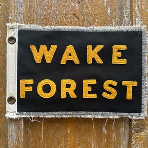 Bandera del campamento de la Universidad Wake Forest de inspiración vintage de los Demon Deacons de Carolina del Norte (WF Winston Salem, NC)