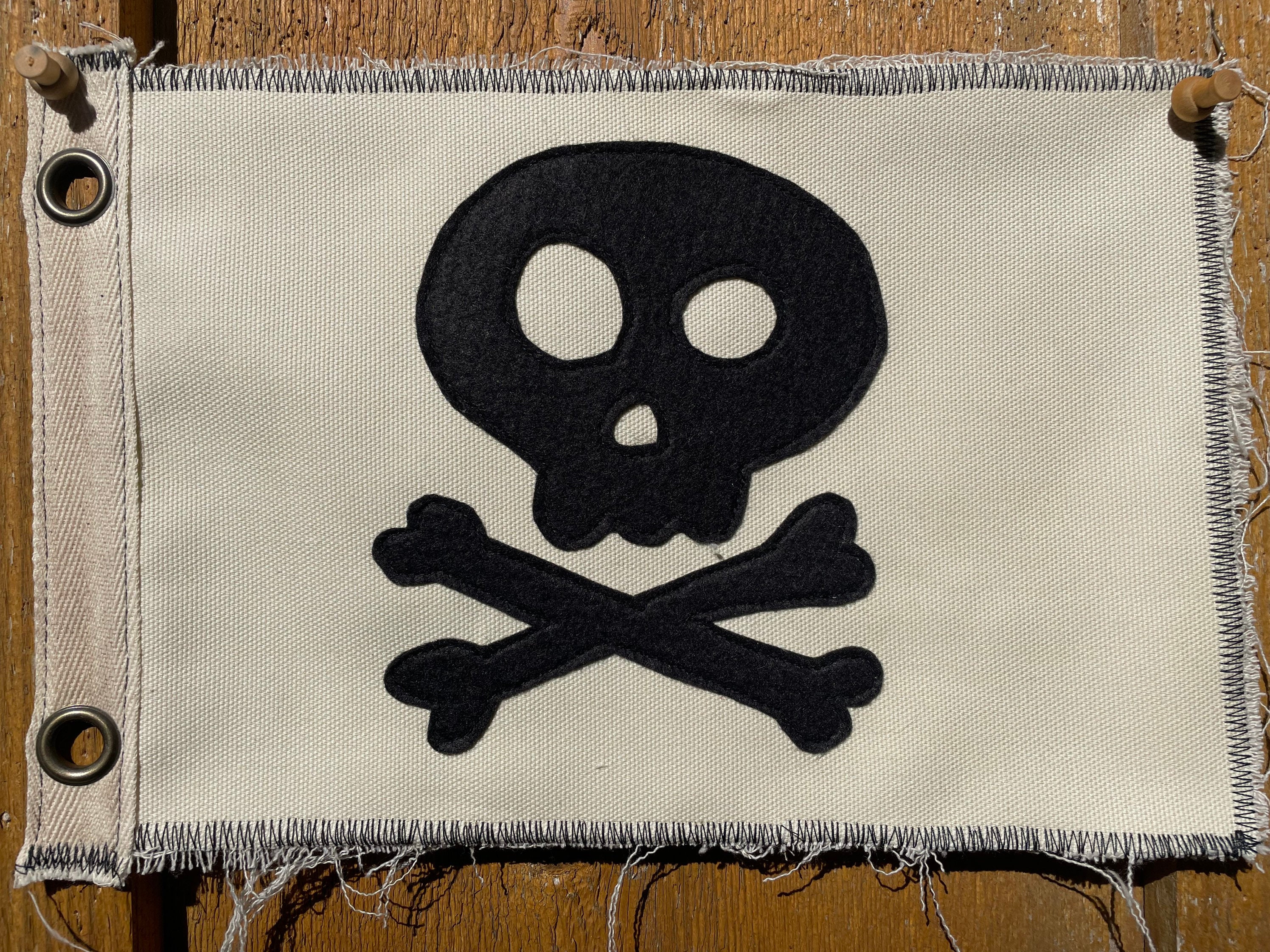 Jolly Roger カーバッヂ ①ランブレッタ ベスパ モッズ Vintage Inspired Jolly Roger Skull Crossbones Camp Flag Cream