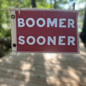 Flaga obozu Boomer Sooner Uniwersytetu Oklahoma inspirowana stylem vintage, czerwony i biały baner ręcznie robiony