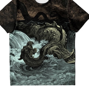 Puede incluir: Camiseta con estampado integral que representa una escena de batalla de monstruos marinos, renderizada en un estilo de grabado vintage. El diseño utiliza tonos marrones, negros y azules. La camiseta tiene cuello redondo y mangas cortas.
