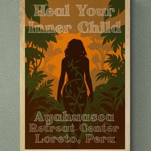 Op de afbeelding: Een ingelijste poster met de tekst "Heal Your Inner Child" en "Ayahuasca Retreat Center Loreto, Peru." Het kunstwerk toont een silhouet van een persoon in een jungle-omgeving met een warm oranje- en bruin kleurenpalet.