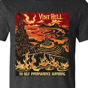 Könnte beinhalten: Ein dunkel-helles graues T-Shirt mit einem Grafikdruck einer feurigen Landschaft. Die Grafik zeigt eine Bergkette, einen Fluss und ein terrassiertes Feld. Der Text "VISIT HELL" ist in Gelb oben auf der Grafik gedruckt. Der Text "NO SELF. IMPERMANENCE. SUFFERING." ist in Schwarz unten auf der Grafik gedruckt.