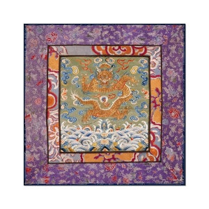 Pode incluir: Uma tape&ccedil;aria bordada quadrada com um drag&atilde;o dourado sobre um fundo verde. O drag&atilde;o &eacute; cercado por nuvens e ondas. A tape&ccedil;aria &eacute; emoldurada com uma borda roxa e dourada.