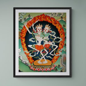 Peut inclure: Une peinture colorée représentant deux squelettes dansant dans un cercle de flammes. Les squelettes portent des vêtements et des bijoux ornés. La peinture est sur un fond vert et bleu.