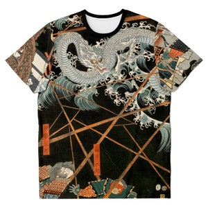 Puede incluir: Camiseta negra con una ilustración de estilo japonés de un dragón blanco entre olas y líneas geométricas. El diseño incluye figuras con vestimenta tradicional y texto japonés. La camiseta tiene cuello y mangas negros.