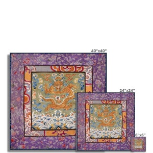 Pode incluir: Uma tape&ccedil;aria quadrada com uma borda roxa e uma imagem central de um drag&atilde;o dourado com detalhes azuis e verdes. O drag&atilde;o &eacute; cercado por ondas e nuvens. A tape&ccedil;aria est&aacute; dispon&iacute;vel em tr&ecirc;s tamanhos: 40 polegadas por 40 polegadas, 24 polegadas por 24 polegadas e 6 polegadas por 6 polegadas.