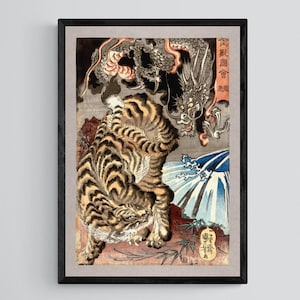 Puede incluir: Una estampa en madera que representa un tigre feroz enfrentándose a un dragón. El tigre está en primer plano, con sus garras desenvainadas y sus dientes a la vista. El dragón está en el fondo, con la cabeza girada hacia el tigre. La estampa está en tonos de marrón, negro y blanco, con toques de azul y rojo. La estampa está titulada "Tigre y Dragón" en caracteres japoneses.