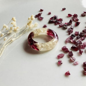 Garnet Ring, White floral and Garnet Ring, Chunky Resin Rings, Whimsical, Whimsy, Gemstone Ring, Fairycore, Flower Ring, boho hippie