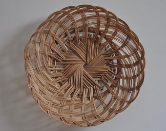 幾何学模様のヴィンテージ手編みバスケット - 天然繊維のボヘミアン風