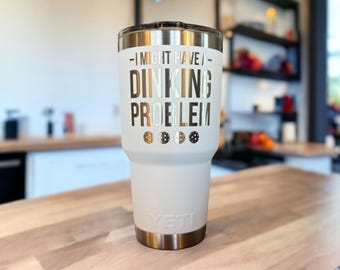 Vaso térmico YETI para pickleball: Taza de viaje grabada con láser con la frase "PROBLEMA DE BEBER".