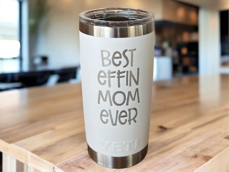 Vaso YETI Rambler: Regalo divertido para mamá con grabado - Resistente y aislante imagen 1