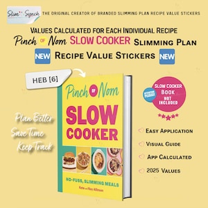 Puede incluir: Un libro de recetas "Pinch of Nom Slow Cooker" con una portada amarilla e imágenes de comidas. El texto de la portada incluye "No-Fuss, Slimming Meals". La imagen también muestra pegatinas de valor de receta y texto que dice "Easy Application" y "2025 Values".