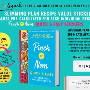 Puede incluir: Un libro azul y blanco titulado "Pinch of Nom: Quick & Easy" de Kate Allinson y Kay Featherstone. El libro está rodeado de pegatinas de colores con el texto "Slim Synch" y "Slimming Plan Recipe Value Stickers". Las pegatinas están precalculadas para cada receta individual y son rápidas y fáciles de usar.