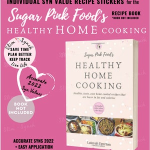 Puede incluir: Un libro rosa y blanco titulado "Sugar Pink Food's Healthy Home Cooking" con una imagen de comida en la portada. El libro está rodeado de pegatinas rosas y blancas con el texto "Slim Synch" y "Accurate Syns 2022". También se puede ver el texto "HEB [6]" y "FREE" en las pegatinas.