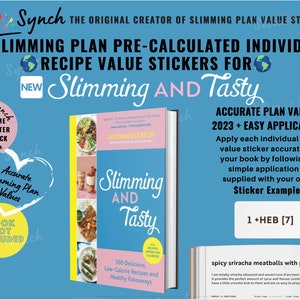Puede incluir: Un conjunto de pegatinas azules y blancas para el libro de cocina "Slimming and Tasty". Las pegatinas son pegatinas de valor de receta individual precalculadas para la edición 2023 del libro. Las pegatinas son fáciles de aplicar y vienen con una lista de aplicación simple. La imagen también muestra un primer plano de la portada del libro de cocina, que presenta una foto de un tazón de ensalada y un plato de albóndigas. El texto en la portada dice "Slimming and Tasty" y "100 Delicious, Low-Calorie Recipes and Healthy Fakeaways."