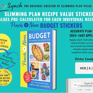 Puede incluir: Un libro azul y amarillo titulado "Pinch of Nom Budget: Comida deliciosa y asequible" con una imagen de una fuente de horno en la portada. El libro está al lado de un cartel blanco con el texto "Valores precisos del plan 2024+ Aplicación fácil" y "Ejemplos de pegatinas HEB [6]" con una imagen de una tarjeta de receta para "Curry de pollo súper sencillo".