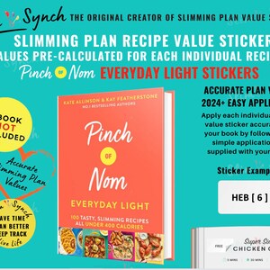 Puede incluir: Un conjunto de pegatinas de valor de receta coloridas para el libro de cocina "Pinch of Nom Everyday Light". Las pegatinas están precalculadas para cada receta individual y son fáciles de aplicar. La portada del libro se muestra en el fondo. Las pegatinas están etiquetadas como "HEB [6]" y "Super Simple Chicken Curry".