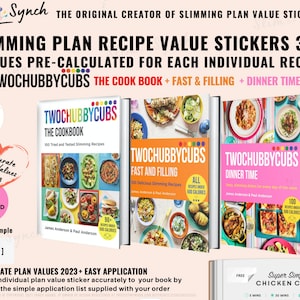 Puede incluir: Un conjunto de tres libros de recetas rosas y blancos con el título "Two Chubby Cubs" y las palabras "The Cookbook", "Fast and Filling" y "Dinner Time". Los libros son para recetas de adelgazamiento y tienen un ejemplo de pegatina con el texto "HEB [6]".