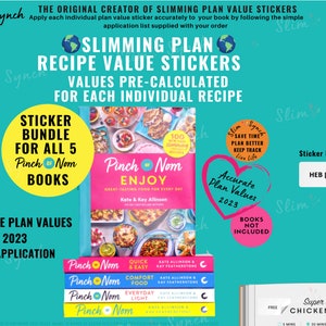 Puede incluir: Un conjunto de cinco libros de recetas rosas y blancos titulados "Pinch of Nom" con un paquete de pegatinas para los cinco libros. El paquete de pegatinas incluye valores precalculados para cada receta. El paquete de pegatinas está diseñado para usarse con la edición 2023 de los libros. El paquete de pegatinas es rosa y naranja con el texto "Sticker Bundle for all 5 Pinch of Nom Books". Los libros están apilados uno encima del otro y el libro de arriba está titulado "Pinch of Nom Enjoy Great-Tasting Food for Every Day". La portada del libro presenta una variedad de fotos de comida. El paquete de pegatinas está sobre un fondo turquesa.
