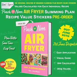 Puede incluir: Una portada de libro rosa y amarilla con el título "Pinch of Nom Air Fryer Easy, Slimming Meals" de Kate y Kay Allinson. La portada del libro presenta una variedad de recetas de freidora de aire, incluyendo alitas de pollo, queso de coliflor y brownies. La portada del libro también incluye el texto "HEB [6]" y "Slim Synch".