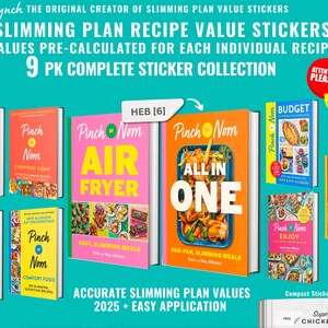 Puede incluir: Una colección de nueve libros de cocina coloridos con el título "Pinch of Nom" y varios subtítulos como "Air Fryer", "All in One", "Quick & Easy" y "Express". Los libros están dispuestos en una fila con un ejemplo de pegatina para "Super Simple Chicken Curry" en la parte inferior.