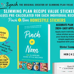 Puede incluir: Un libro verde y blanco titulado "Pinch of Nom: 100 Recetas Caseras para Adelgazar" de Kate Allinson & Kay Featherstone. La portada del libro presenta una variedad de platos coloridos. La imagen también incluye una hoja de pegatinas con el texto "Slim Synch: Pegatinas de valor para recetas de plan de adelgazamiento" y "Valores precisos del plan 2024+ Aplicación fácil".