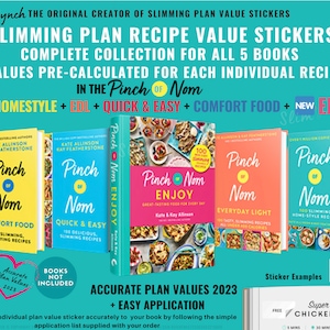Puede incluir: Un conjunto de cinco libros de cocina coloridos con el título "Pinch of Nom" y las palabras "Colección completa para los 5 libros" y "Valores precalculados para cada receta individual". Los libros están dispuestos en una fila, con los títulos mirando al espectador. Los libros son todos de diferentes colores, y cada uno tiene una receta diferente en la portada. Los libros forman parte de una colección de pegatinas de valor para recetas de adelgazamiento.