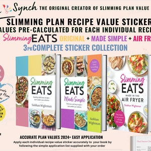 Puede incluir: Un conjunto de tres libros de cocina con portadas coloridas que presentan fotografías de comida. Los libros se titulan "Slimming Eats Original", "Slimming Eats Made Simple" y "Slimming Eats Made in the Air Fryer". Los libros forman parte de una colección completa de pegatinas en 3 paquetes.