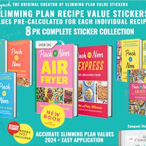 Puede incluir: Una colección de ocho libros de recetas coloridos con el título "Pinch of Nom" y diferentes subtítulos como "Air Fryer", "Express", "Everyday Light", "Quick & Easy" y "Budget". Los libros están dispuestos en un collage con un fondo azul. El texto "Accurate Slimming Plan Values 2024 + Easy Application" está en la parte inferior de la imagen.