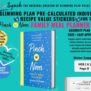 Puede incluir: Un libro azul y amarillo titulado "Pinch of Nom Family Meal Planner" con un patrón de estrellas. El libro incluye 26 recetas. Un conjunto de pegatinas de valor de receta individual precalculadas para el planificador de comidas familiar Pinch of Nom. Las pegatinas son para usar con el plan 2022 e incluyen instrucciones de aplicación fáciles.
